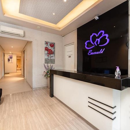 Life Emerald Hotel Surabaya Exterior foto
