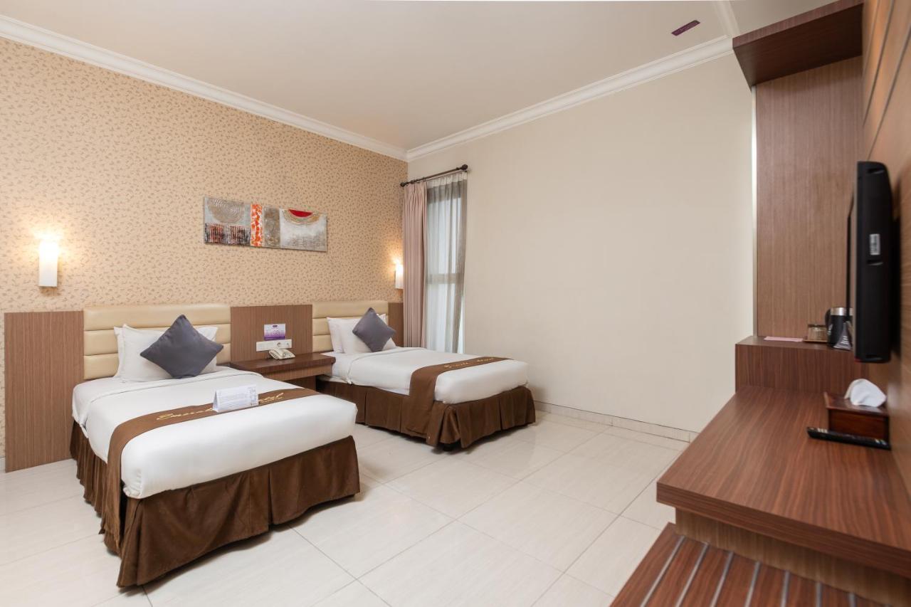 Life Emerald Hotel Surabaya Exterior foto