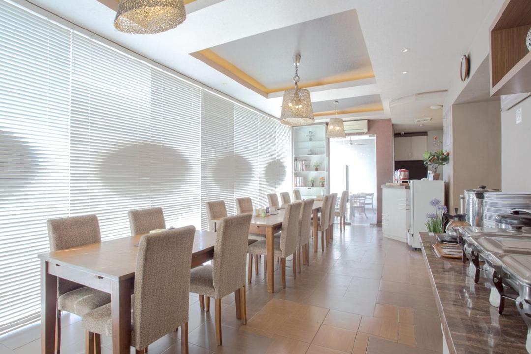 Life Emerald Hotel Surabaya Exterior foto
