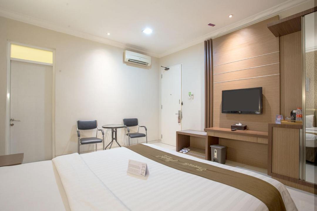 Life Emerald Hotel Surabaya Exterior foto