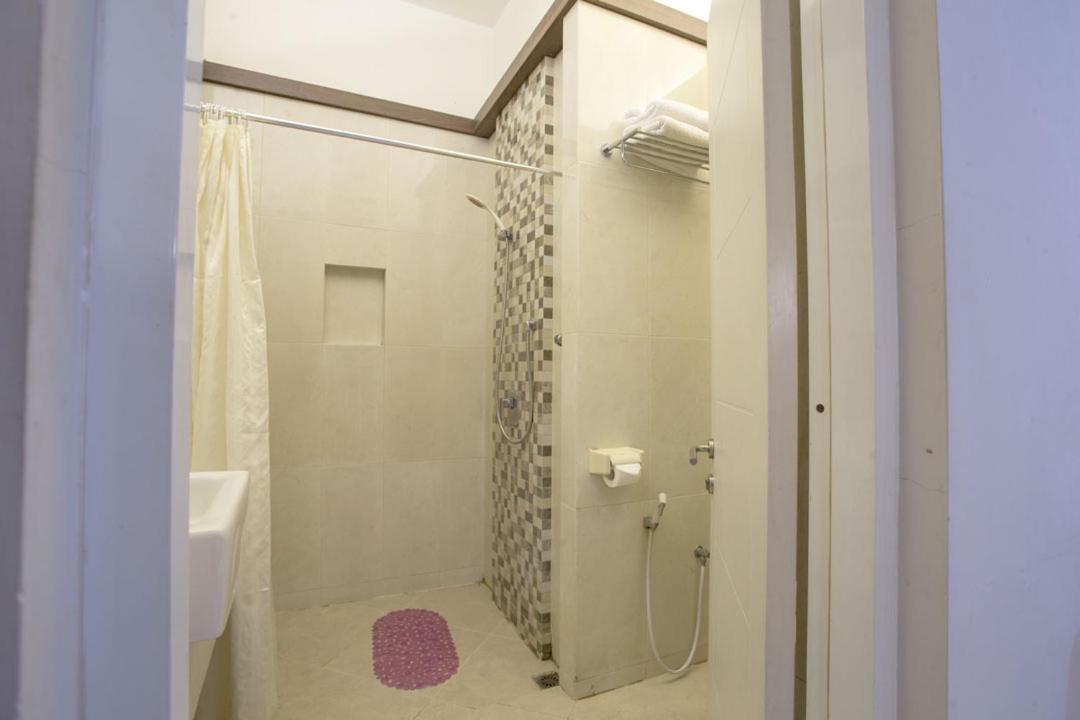 Life Emerald Hotel Surabaya Exterior foto